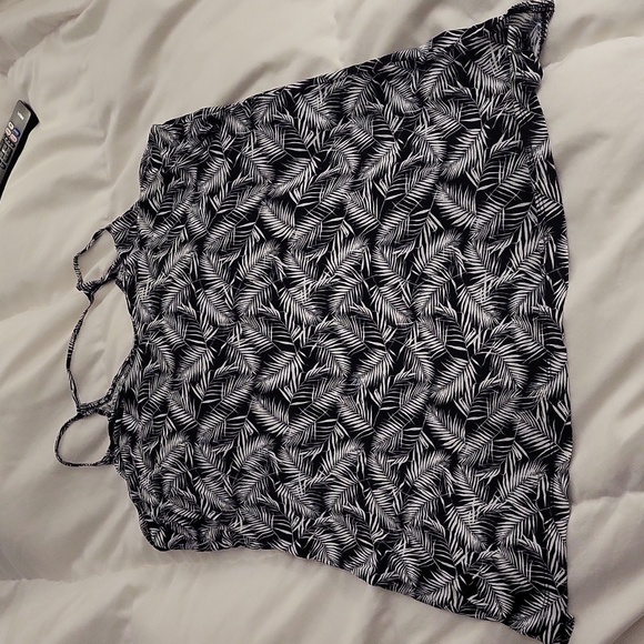 Old Navy Tops - Oldnavy size large black and white leaf tank top